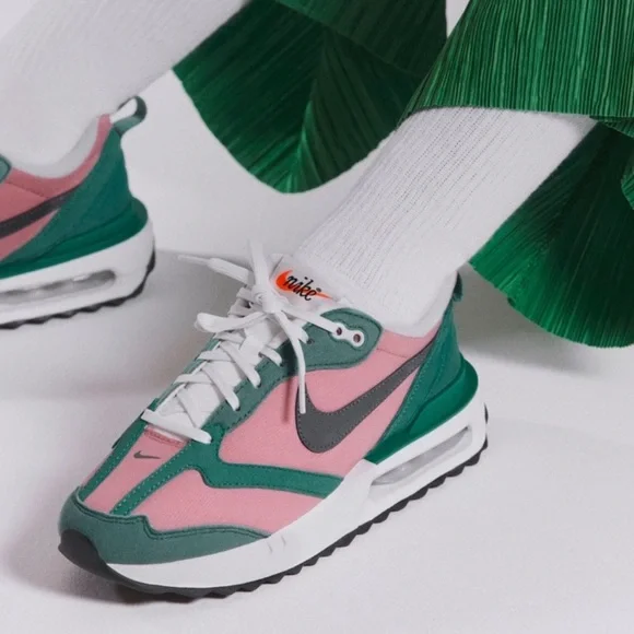 Nike Air Max Dawn - Picture 2 of 14